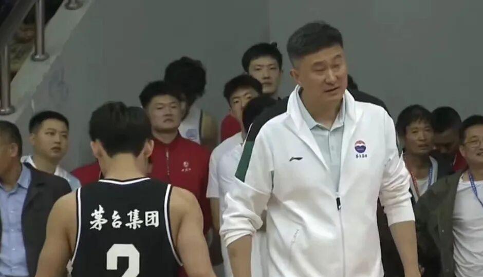 在首个比赛, 完胜山西