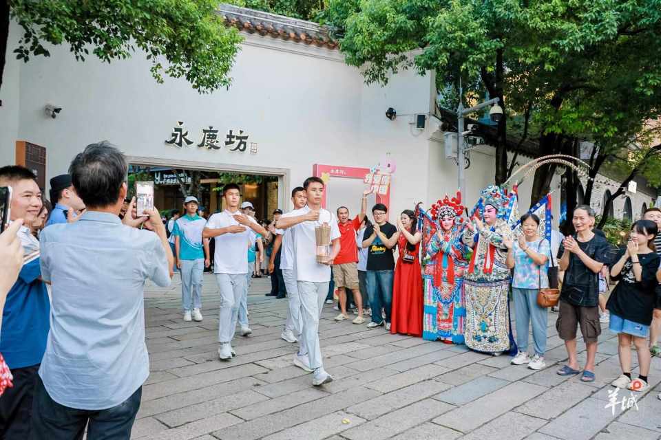 采用, 持火种和火, 庆坊和粤剧 采用, 持火种和火, 庆坊和粤剧